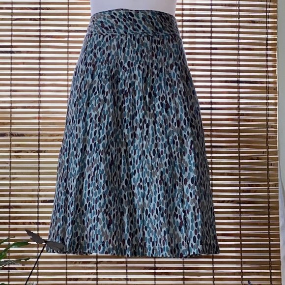 Banana Republic Pleated Silk-Blend Skirt - Picture 9 of 9